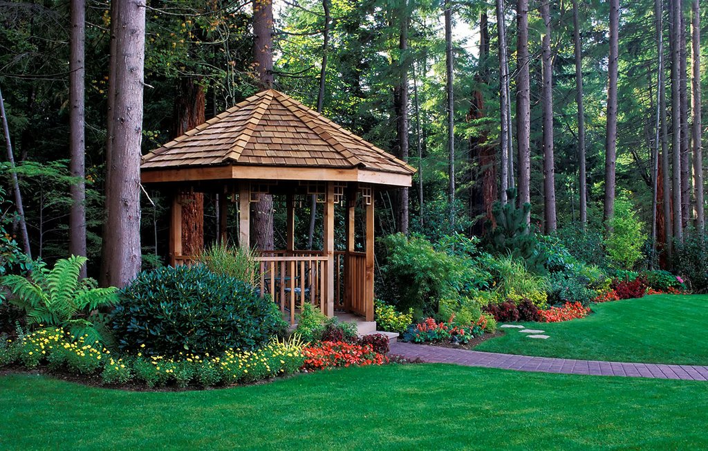Ein bepflanzter Garten mit Holzpavillon