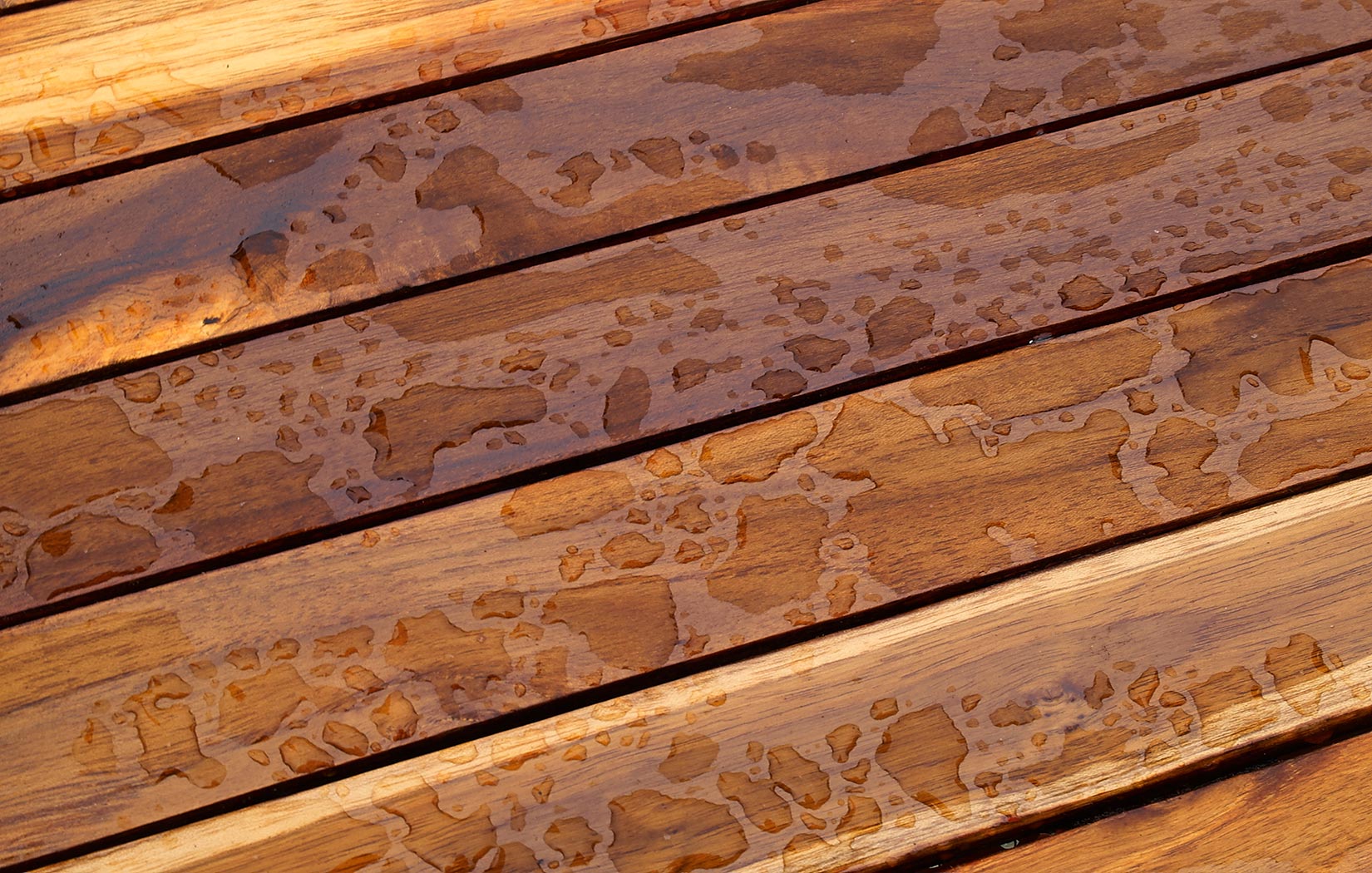 Nasse Terrassendielen aus Holz