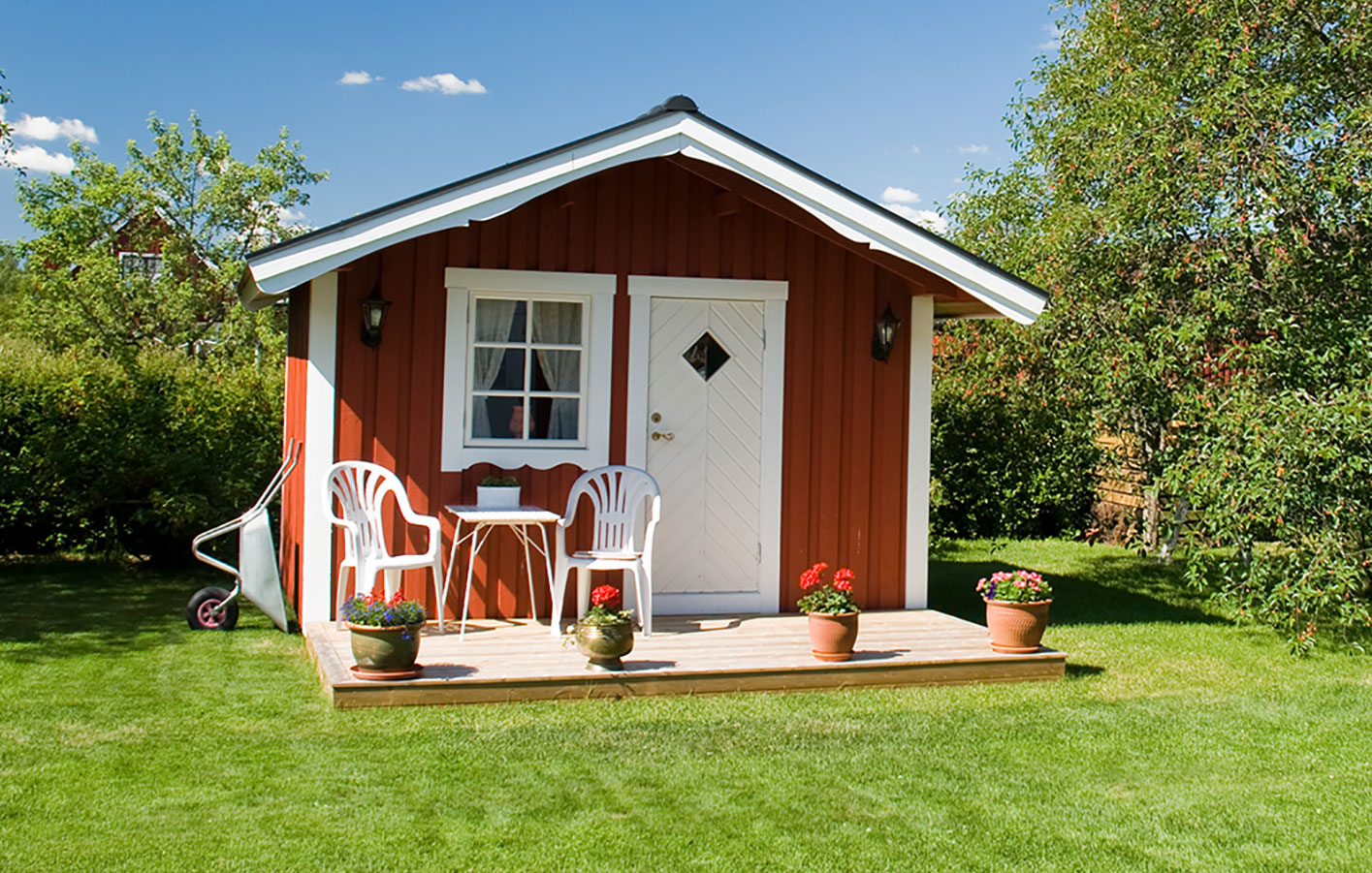 Gartenhaus aus Holz mit Spitzdach