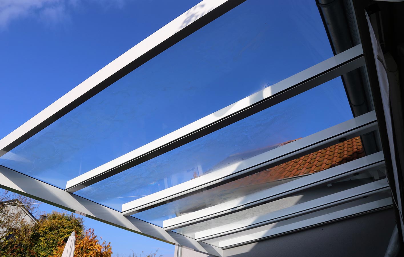 Terrassenüberdachung aus Glas und Aluminium