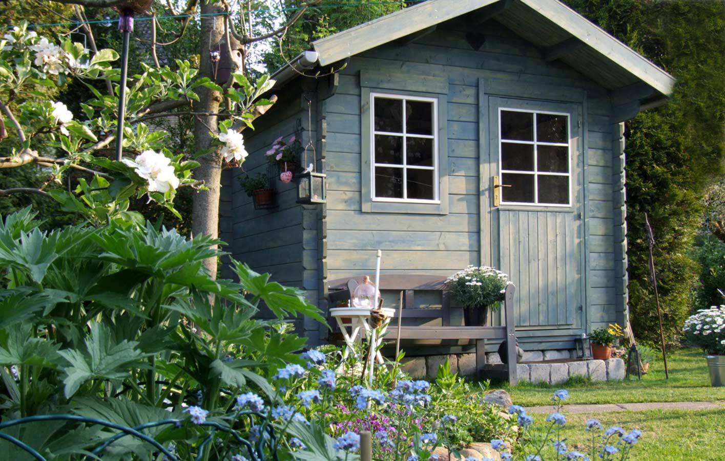 Gartenhaus mit Spitzdach aus Holz