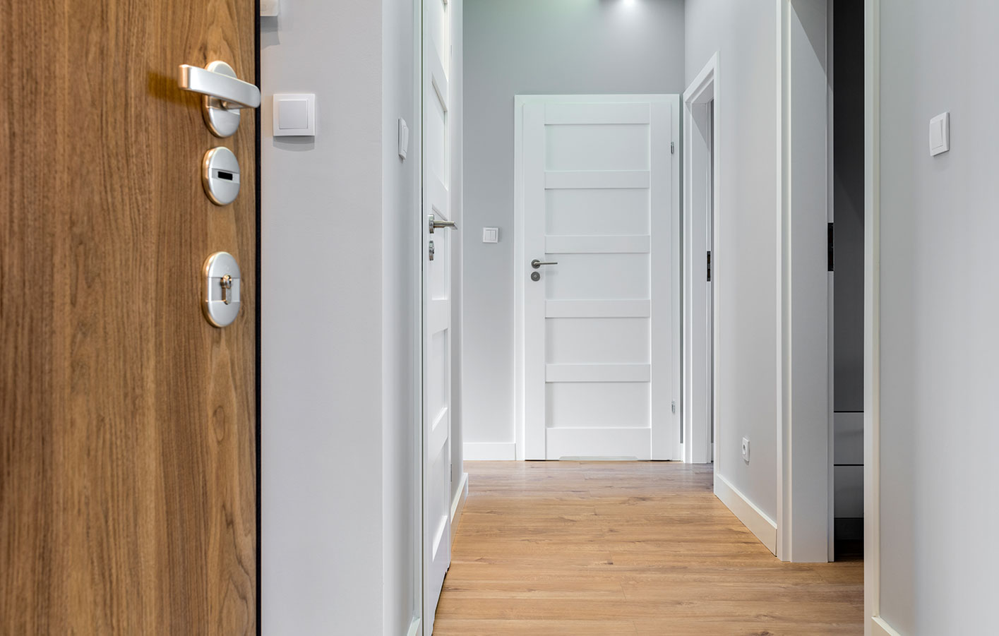 Ein Hausflur mit verschiedenen Zimmertüren aus Holz