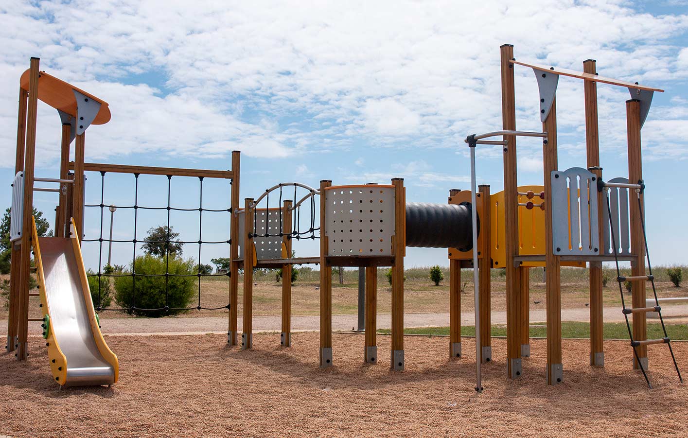 Ein Spielplatz mit Kinderspielgeräten aus Holz