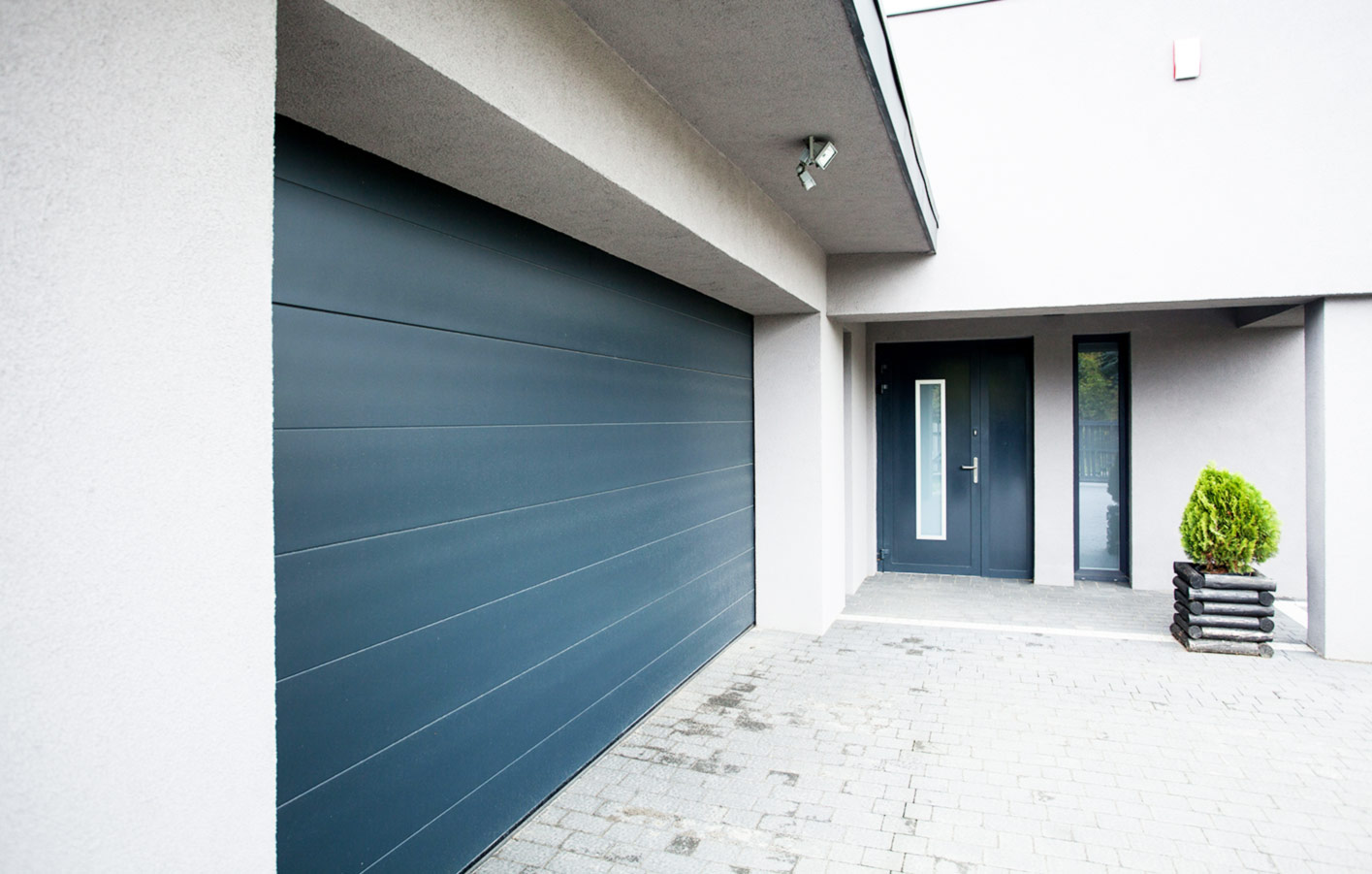 Garage mit Garagentor in Blau