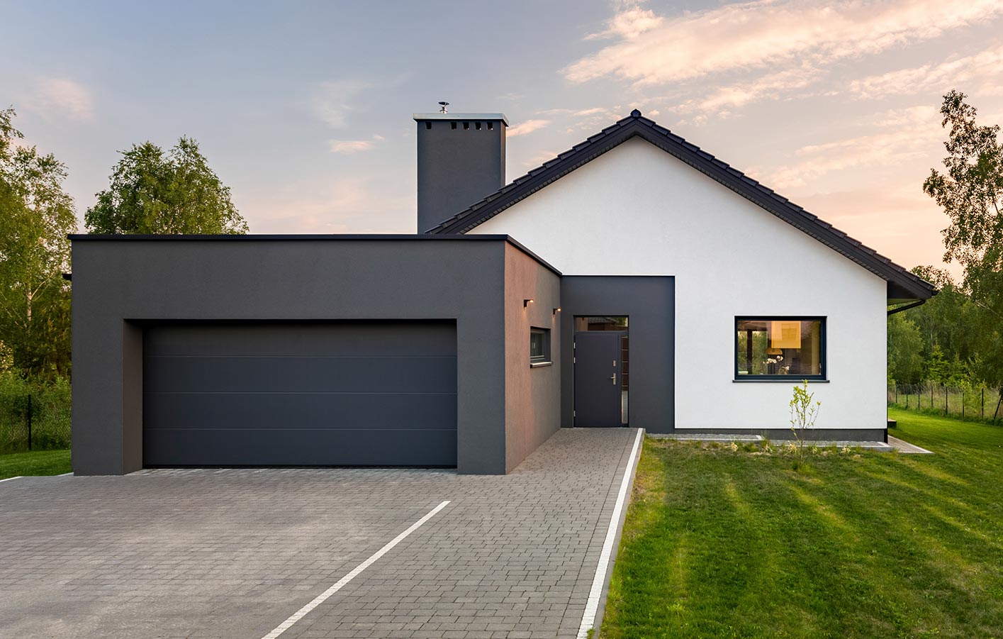 Haus mit separater Garage und Garagentor