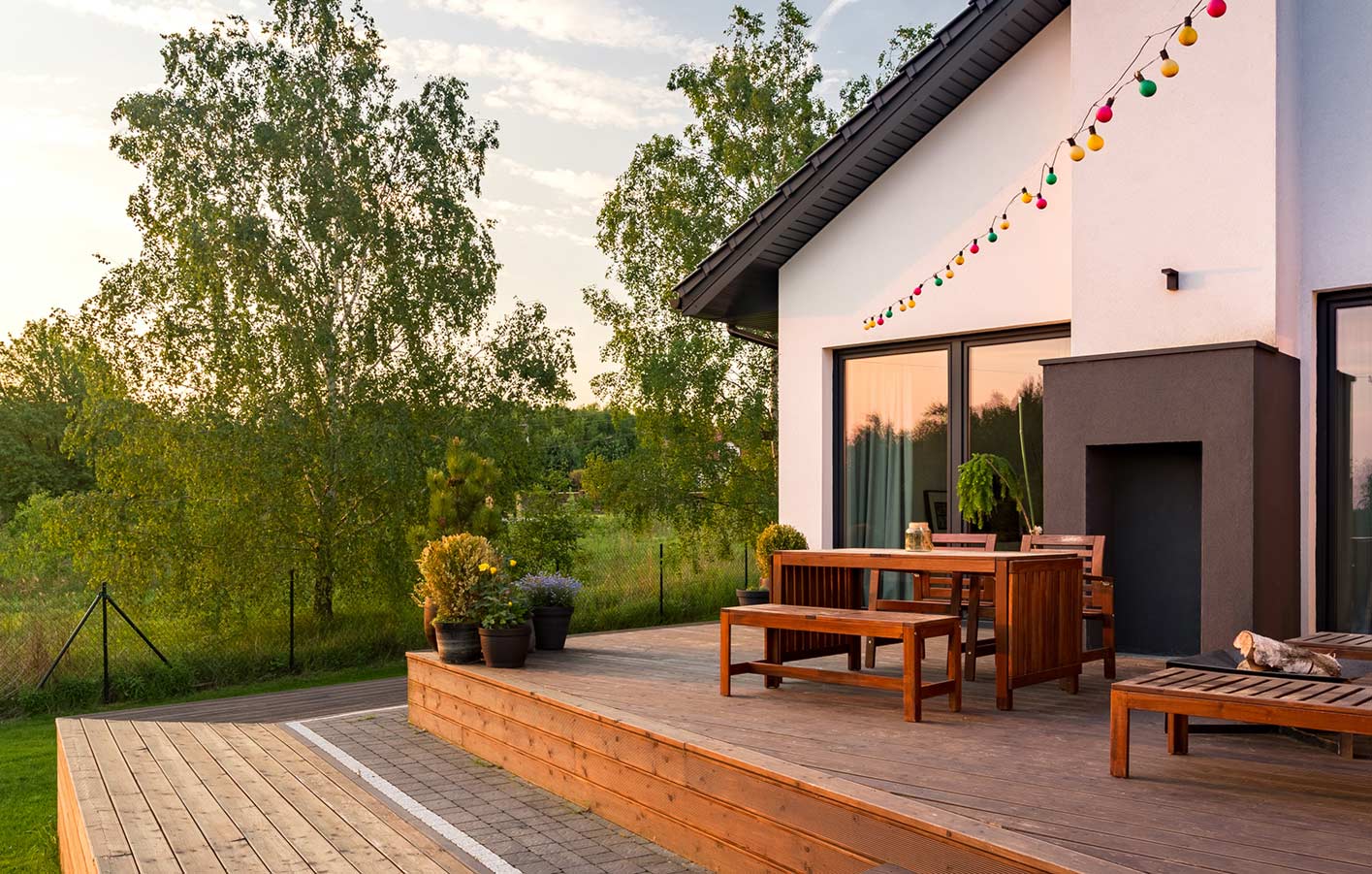 Terrasse aus Holzdielen mit Gartenmöbeln aus Holz