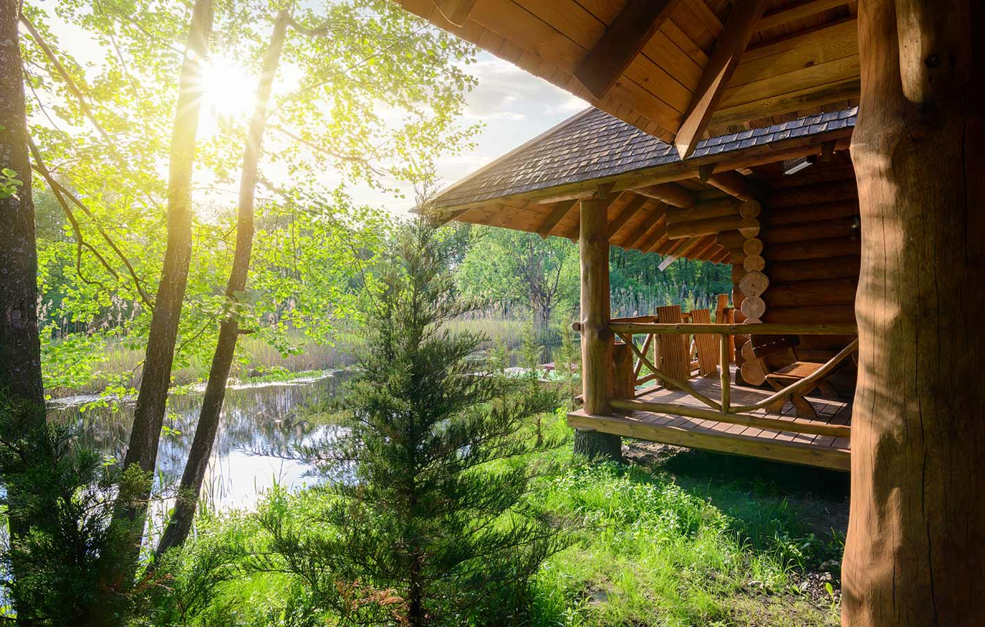 Gartenhaus aus Rundhölzern gebaut