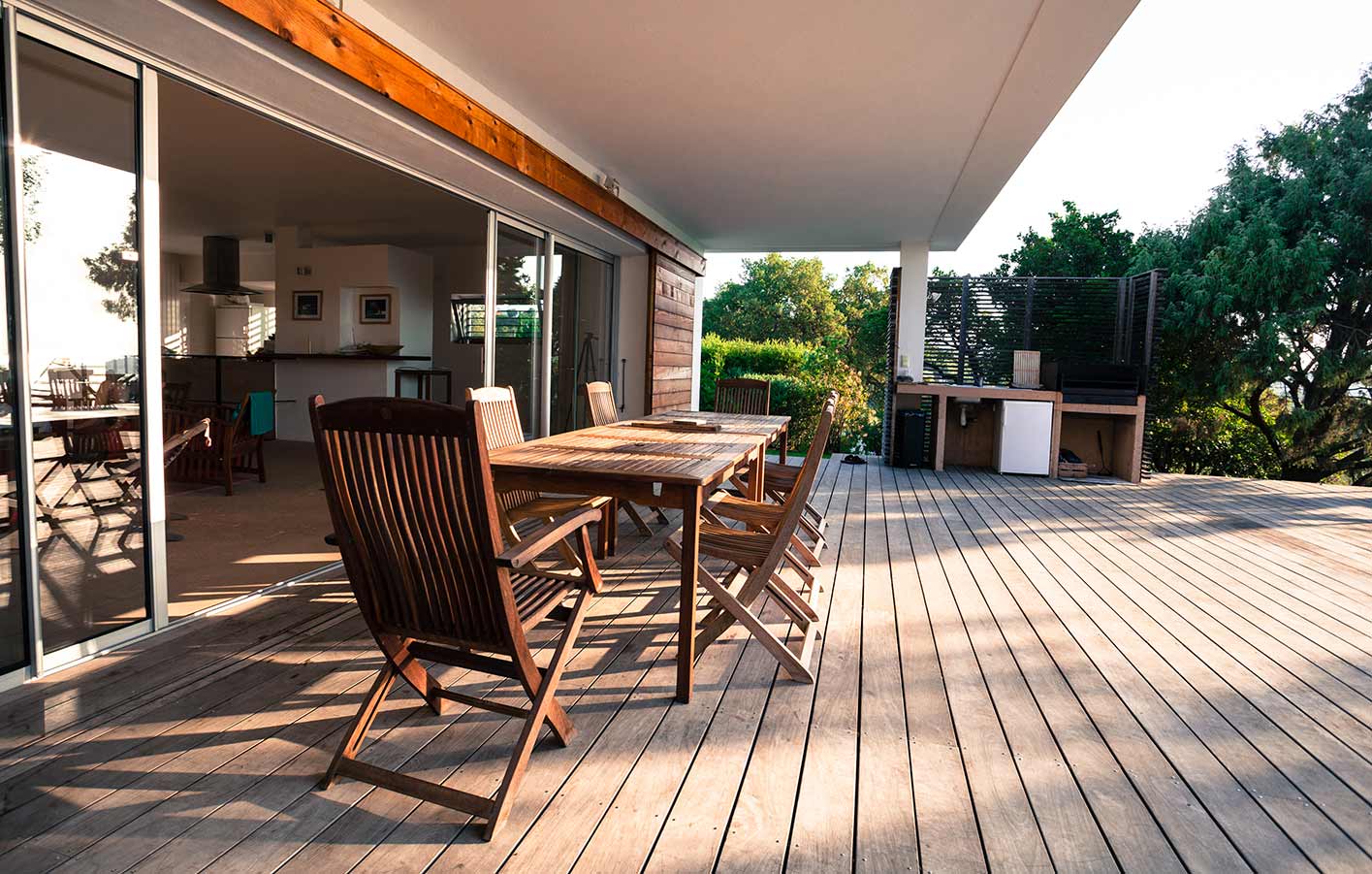 Terrasse aus Terrassendielen aus Holz einem Tisch und Stühlen