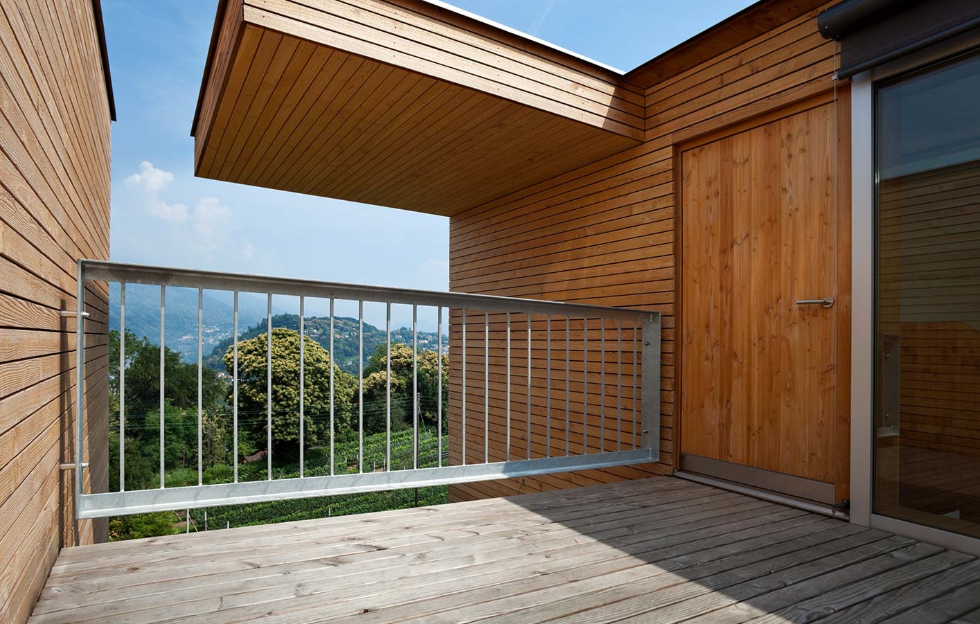 Holz Meeser bietet hochwertige Fassadenprofile für Ihren Hausbau Wohnhaus mit Flachdach und Holzfassade