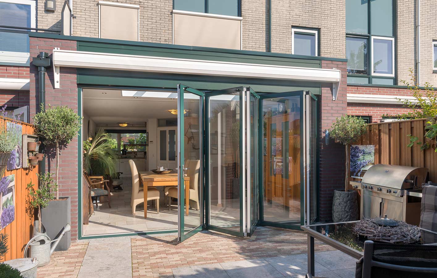 Terrassenausgang eines Wohnhauses mit Glas-Faltwand von Solarlux