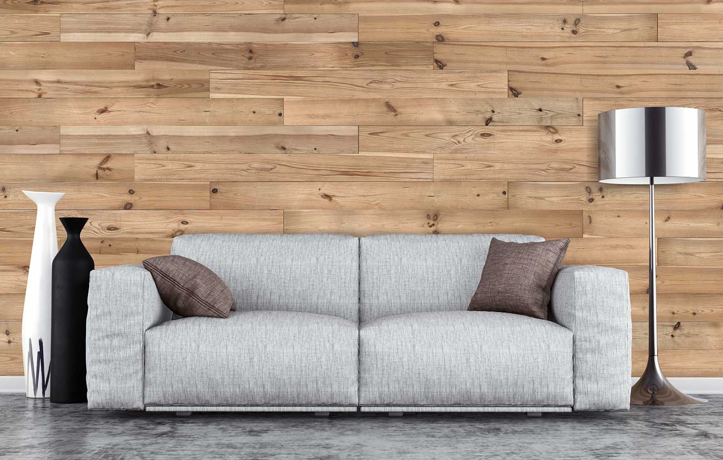 Eine Couch vor einer Wand aus Holzpaneelen