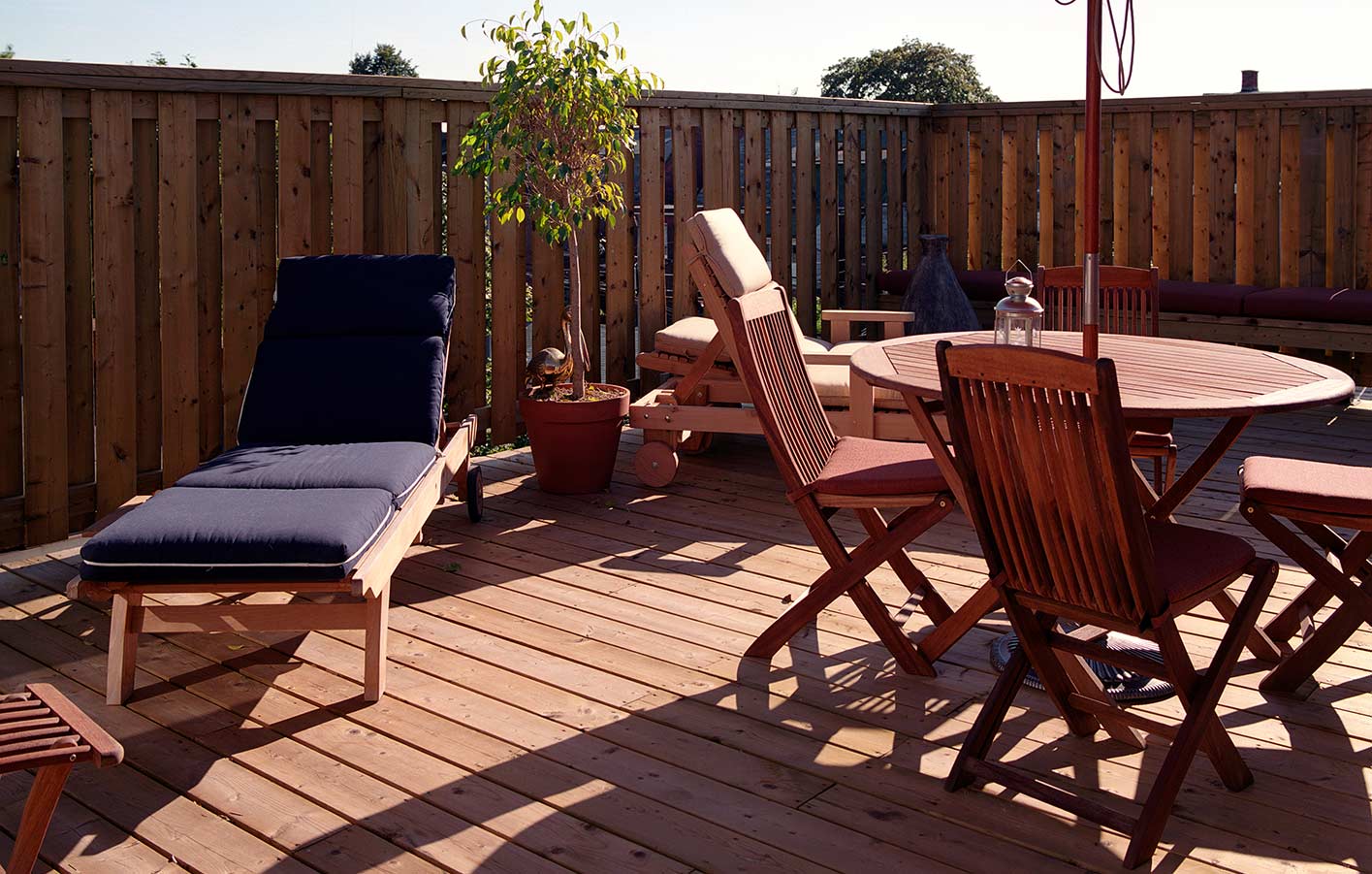 Eine Terrasse mit Gartenmöbeln und Terrassendielen aus Holz