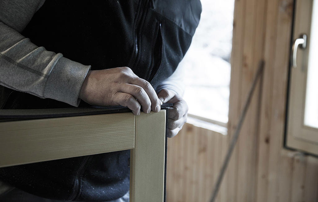 Handwerker repariert ein Fenster